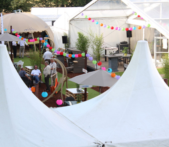 Die BBQ-Lounge war in einen "Garten mit Ambiente" eingebettet. Die BBQ-Lounge war in einen "Garten mit Ambiente" eingebettet.