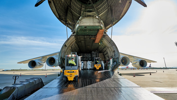Zwei Jungheinrich-Gabelstapler entluden im April eine mit Schutzmasken und anderen Corona-Hilfsgütern beladene Antonov 124. 