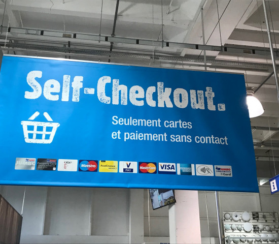 Jumbo testet im Kanton Waadt in der Schweiz in einem Baumarkt Self-Checkout-Systeme.
