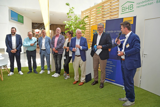 Sebastian Schmidt (Geschäftsführer AS), Joachim Bengelsdorf (Ex-Chefredakteur diy), Markus Schering (Synlog), Ralf Meistes (Initiator Dachser DIY Logistics), Anna Hackstein (Geschäftsführerin IVG), John Herbert (Geschäftsführer Edra/Ghin), Peter Wüst (Geschäftsführer BHB) und  Jens Wollmann (Department Head Dachser DIY Logistics, v. l. n. r.) haben die Zusammenarbeit der vergangenen 25 Jahre Revue passieren lassen.