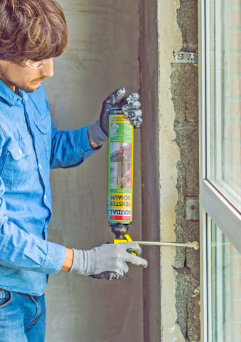 Der Soudal Fensterschaum dient der Schall- und Wärmeisolierung der Bauanschlussfugen zwischen Baukörper und Fenster.