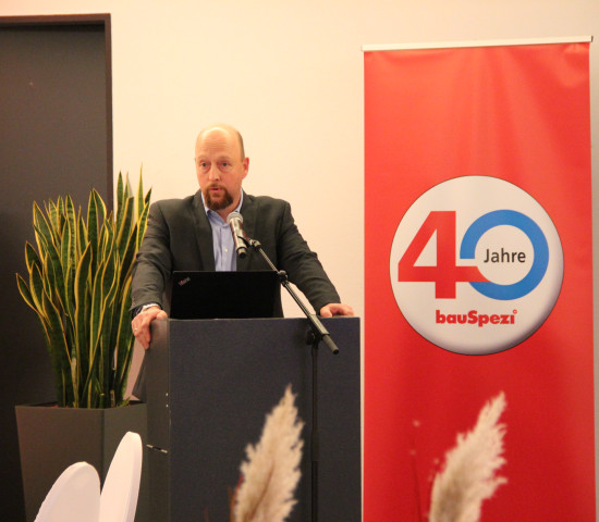 Der Vorsitzende des Bauspezi-Systembeirats, Marko Bölke, informiert über die Arbeit im Systembeirat.