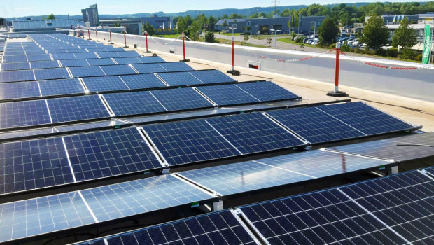 Die PV-Anlage erzeugt rund 270 kWp Solarstrom.