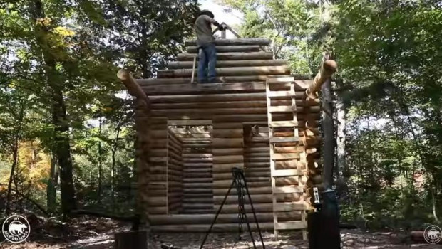 Binnen eines Jahres baute der Kanadier Shawn James sein inzwischen fünftes Blockhaus vollkommen selbst und ohne E-Werkzeuge.