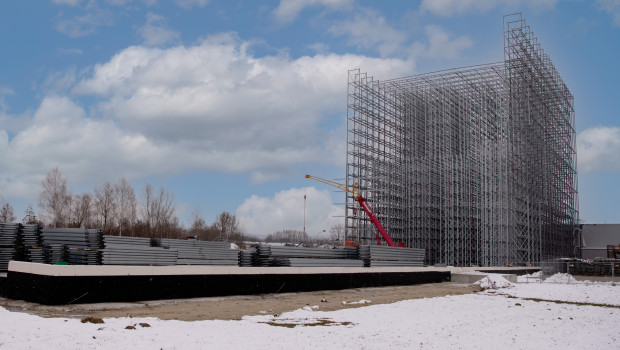 Der Bau des neuen Hochregallagers am Firmenstandort schreitet voran.