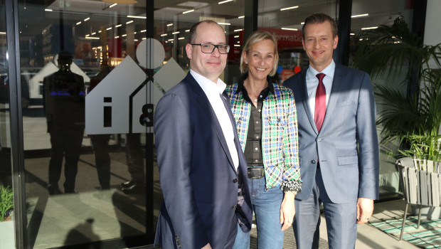 Das Einzelhandelsmeeting der Eurobaustoff startete mit der Besichtigung des Bauzentrums Rendler in Oberkirch. Von links: Peter Abraham, Bereichsleiter Einzelhandel, Geschäftsführerin Sabine Rendler-Fies, I&M Bauzentrum Rendler, und Torsten Hamann, Vorstand RHG Mittelsachsen und Vorsitzender des Fachbeirats Einzelhandel der Eurobaustoff.