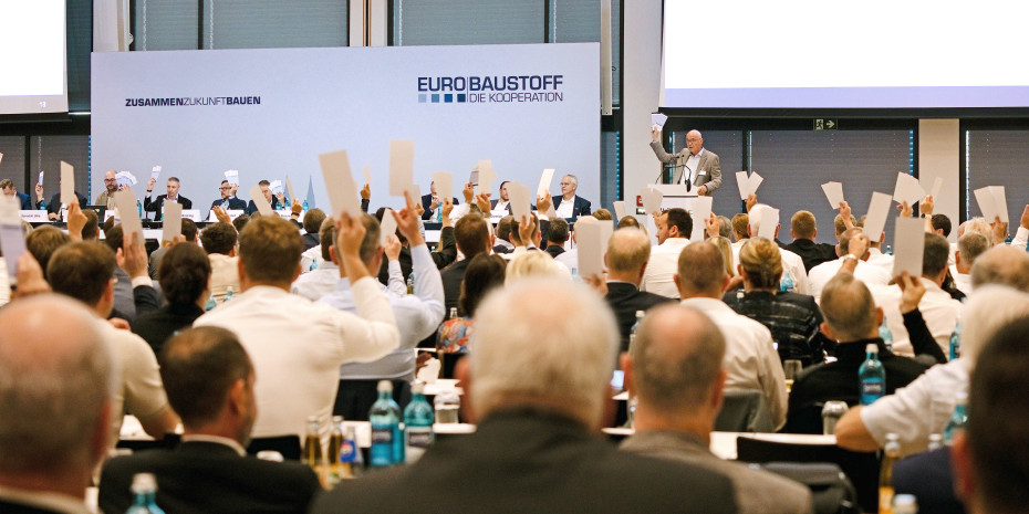 Risikoabsicherung wird immer wichtiger, die Eurobaustoff-Gesellschafter reagieren und beschließen einstimmig, den Risikofonds aufzustocken. Risikoabsicherung wird immer wichtiger, die Eurobaustoff-Gesellschafter reagieren und beschließen einstimmig, den Risikofonds aufzustocken.