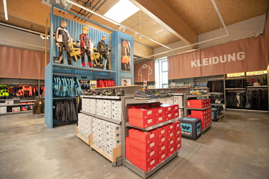In seinem Flagship-Store in Korneuburg spielt die österreichische Lagerhaus-Gruppe das Thema Bekleidung richtig groß.
