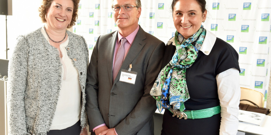 Katharina C. Hamma (l.), Hans-Jürgen Riehl  und Désirée Derin-Holzapfel