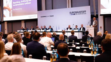Eurobaustoff nach fünf Monaten über Plan