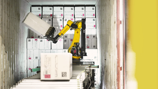 Der Rocky One fährt autonom in den Überseecontainer ein, analysiert Größe und Form der Pakete und entlädt die Kartons.