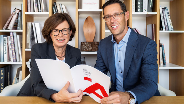 Sibylle Thierer (links) übergibt den Vorsitz der Geschäftsleitung an Gregor Riekena (rechts).