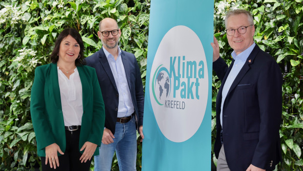 Das Bauhaus-Zentrallager ILW tritt dem Krefelder Klimapakt bei (v. l.): Cornelia Schollmeier (Geschäftsführerin ILW Logistic GmbH), Marcus Beyer (Beigeordneter der Stadt Krefeld; Geschäftsbereich Planung, Bau und Gebäudemanagement) und Torsten Winter (Geschäftsführer ILW Logistic GmbH sowie Geschäftsleitung Gesamtlogistik Bauhaus).&nbsp;