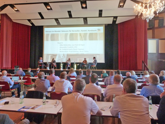 Viel Austausch auch auf der Bühne – zwei Diskussionsrunden hatten die Veranstalter eingeplant. Viel Austausch auch auf der Bühne – zwei Diskussionsrunden hatten die Veranstalter eingeplant.