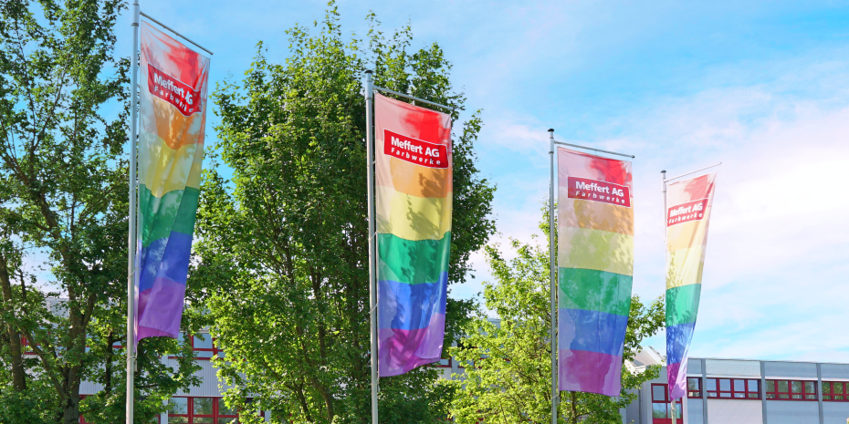 Der Farbenhersteller hisst  jedes Jahr zum 17. Mai die Regenbogenflaggen.