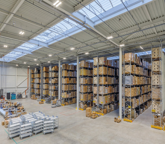 In der Logistik setzt Gebol auf Effizienz – beispielsweise mit einem Hochregallager oder einem automatisierten Kleinteilelager. In der Logistik setzt Gebol auf Effizienz – beispielsweise mit einem Hochregallager oder einem automatisierten Kleinteilelager.