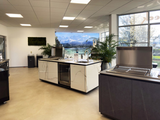 Im Showroom im oberbergischen Waldbröl präsentiert Buschbeck seine Outdoorküchen. Im Showroom im oberbergischen Waldbröl präsentiert Buschbeck seine Outdoorküchen.