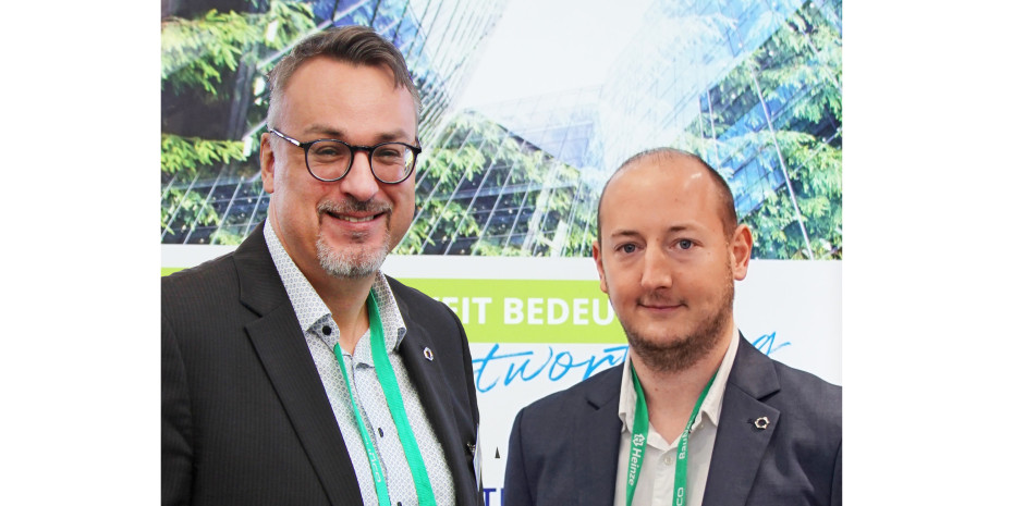 Thomas Ditchen (l.), stellvertretender Bereichsleiter des Segments Bau­stoff-Fachhandel, und der zum KlimaProfi ausgebildete Technische Einkäufer Philipp Seelig treiben das Thema voran.