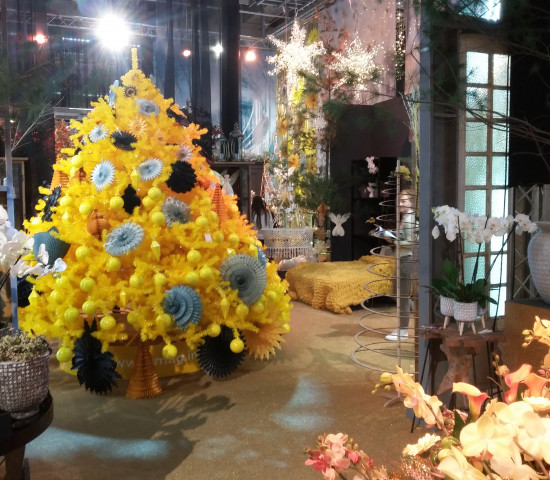 Die Kinemona-Sonderpräsentation als Centerpiece in Halle 12.0, ebenfalls von 2dezign realisert: Der Baum trägt in diesem Jahr Gelb ...
Die Kinemona-Sonderpräsentation als Centerpiece in Halle 12.0, ebenfalls von 2dezign realisert: Der Baum trägt in diesem Jahr Gelb ...