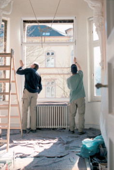 Die energetische Sanierung älterer Wohnungen - zum Beispiel durch den Einbau neuer Fenster - hat bei Mietern teilweise einen schlechten Ruf. Foto: LBS