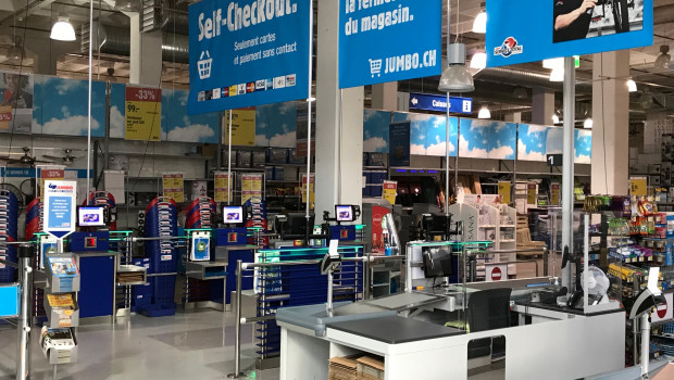 Jumbo testet im Kanton Waadt in der Schweiz in einem Baumarkt Self-Checkout-Systeme.
