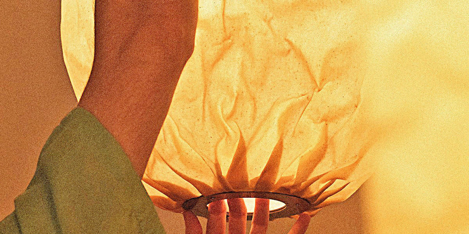 Beim Trend „Hyper Presence“ werden alle Sinne angesprochen – etwa durch ein mit Bienenwachs behandeltes Gewebe, das durch Wärme den natürlichen Duft von Honig und Propolis entfaltet. Beim Trend „Hyper Presence“ werden alle Sinne angesprochen – etwa durch ein mit Bienenwachs behandeltes Gewebe, das durch Wärme den natürlichen Duft von Honig und Propolis entfaltet.