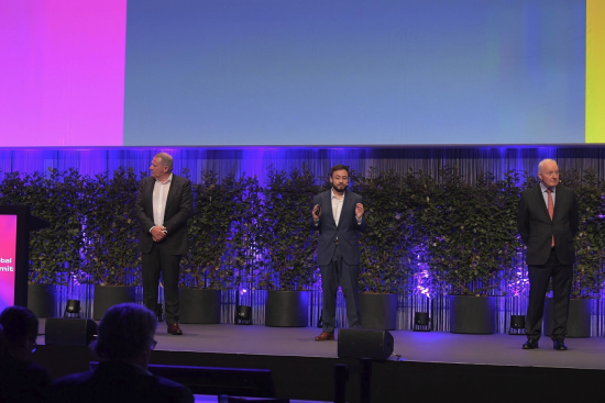 Piet de Conick (links), Inaki Millard (Mitte) und John Herbert (rechts) auf der Bühne des diesjährigen DIY Summit in Kopenhagen.