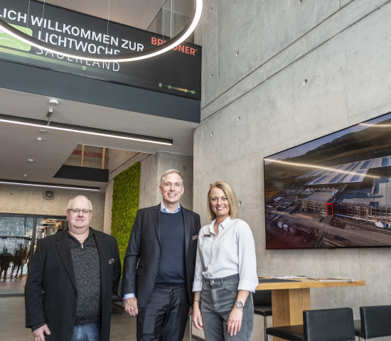 Jochen Pauls (von links), Geschäftsführer Wolf Hustadt und Vanessa Koch empfangen bei Briloner.