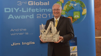 Preisverleihung an James Inglis, dem "White Knight and Lord of the home centers"