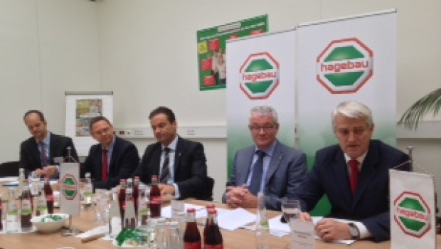 Stolz auf der Pressekonferenz: HEV-Geschäftsführer Burkhard von Fritsch (r.) und Christian Hajek (2. v. l.) sowie Hagebau-Geschäftsführer Heribert Gondert (2. v. r) und Kai Kächelein (Mitte).