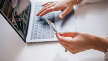 Onlineshops bieten Zusatzleistungen selektiver an