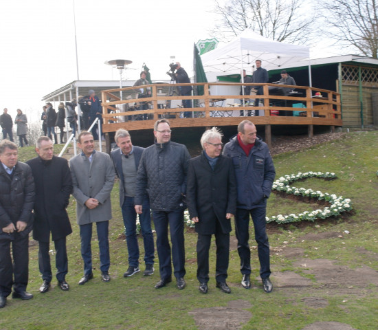 Die Führungsriege von Toom Baumarkt vor dem Vereinsheim.