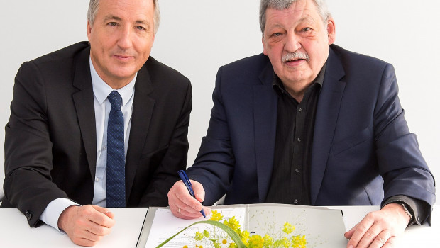 Messechef Oliver P. Kuhrt (l.) und FDF-Präsident Helmuth Prinz haben den neuen Fünfjahresvertrag auf der letzten IPM in Essen unterschrieben.