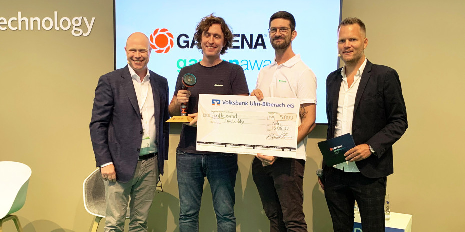 Gardena-Chef Pär Åström (l.) und sein New-Venture-Manager Tobias Schlitzke (r.) haben den Preis auf der Spoga+Gafa verliehen.