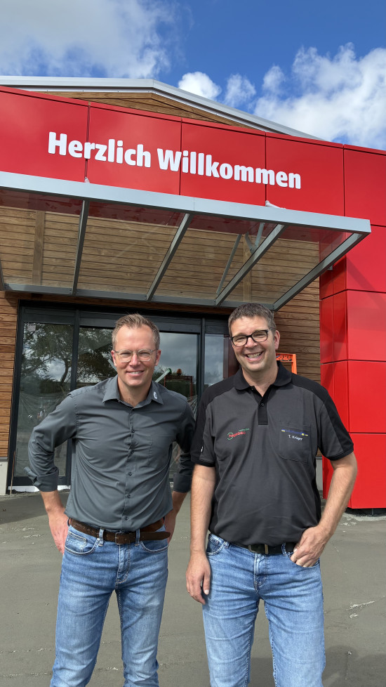 Torben Jacobs (l.) leitet den Fachhandelsstandort, Thies Krüger den Hagebau Kompakt-Markt.