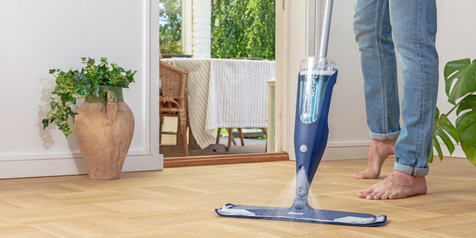 Der „Bona-Premium-Spray-Mop“ für Holz- oder Hartböden ermöglicht eine schnelle und effektive Reinigung. 