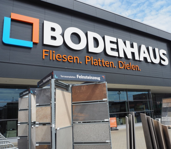 Bodenhaus ist ein von Hornbach entwickeltes Format für den Vertrieb von Bodenbelägen.