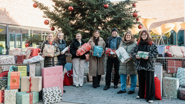 Wünsche erfüllen und bedürftigen Menschen eine Freude machen: 320 Geschenke packten Kärcher-Mitarbeitende, die nun durch das Corporate Citizenship-Team an die gemeinnützigen Organisationen, hier die Mitarbeitenden der Caritas Stuttgart, überreicht wurden. Wünsche erfüllen und bedürftigen Menschen eine Freude machen: 320 Geschenke packten Kärcher-Mitarbeitende, die nun durch das Corporate Citizenship-Team an die gemeinnützigen Organisationen, hier die Mitarbeitenden der Caritas Stuttgart, überreicht wurden.