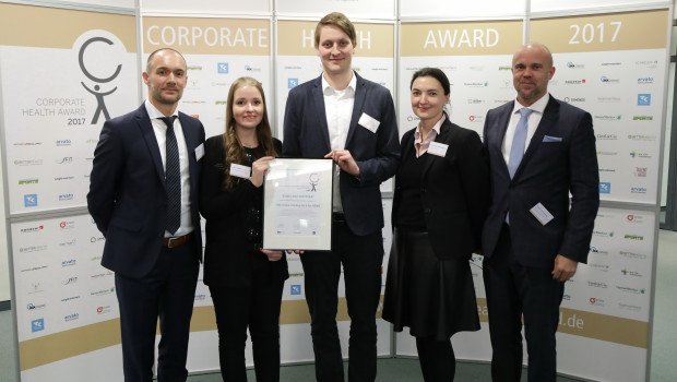 Geehrte und Ehrende (v.l.): Markus Glatz, Leitung Rankings & Awards, Handelsblatt GmbH, Laura Schmitz, Specialist Health Management Obi, Nico Peitzmann, Expert Health Management Obi, Dr. Alexandra Schröder-Wrusch, Vorstand, IAS AG sowie Markus A.W. Hoehner, CEO, EuPD Research Sustainable Management GmbH.