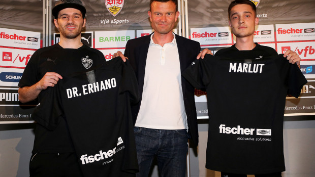 Im Bild v. l.: eSports-Spieler Erhan "Dr. Erhano" Kayman und Marcel "Marlut" Lutz zusammen mit VfB-Marketing-Vorstand Jochen Röttgermann (Mitte).