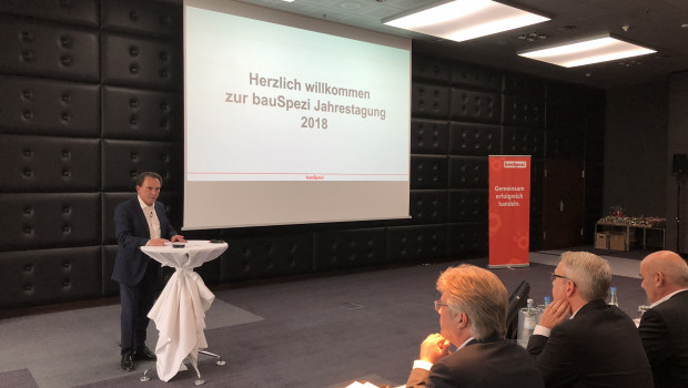 NBB-Gründer Tony A. Farkas begrüßte gestern in Köln die Franchisepartner von Bauspezi zur Jahrestagung 2018.