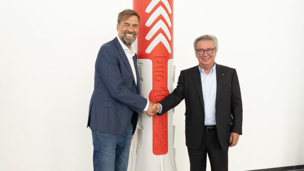 Klopp stattete Firmeninhaber Prof. Klaus Fischer zur Besiegelung der Zusammenarbeit einen Besuch ab. 