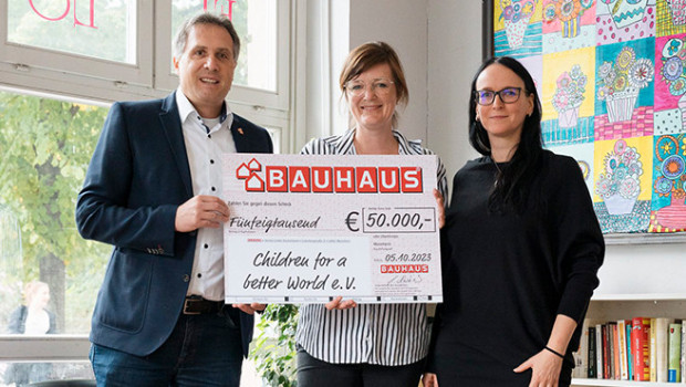 Spendenübergabe an Children for a better World e. V. (v. l.): Johannes Harter (Unternehmensleitung Bauhaus International), Dr. Anna Rachlitz (stellvertretende Geschäftsführerin Children for a better World), Heike Grönert (Geschäftsführerin Begegnungsstätte Westliche Unterstadt).