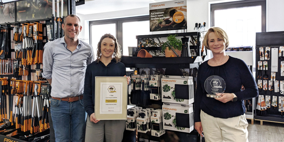 Andreas Fonken, Sales Director DACH, Laura Schüssler, Marketing Activation Specialist DACH, und Barbara Rossmann, Marketing Lead Fiskars Gardening DACH, Senior Manager Marketing Activation, freuen sich über die Auszeichnung. 