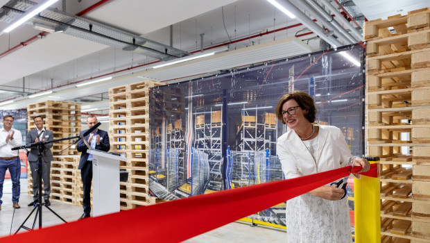 Häfele-Unternehmensleiterin Sibylle Thierer durchschnitt das rote Band und eröffnete damit das neue Hochregallager am Versandzentrum in Nagold.