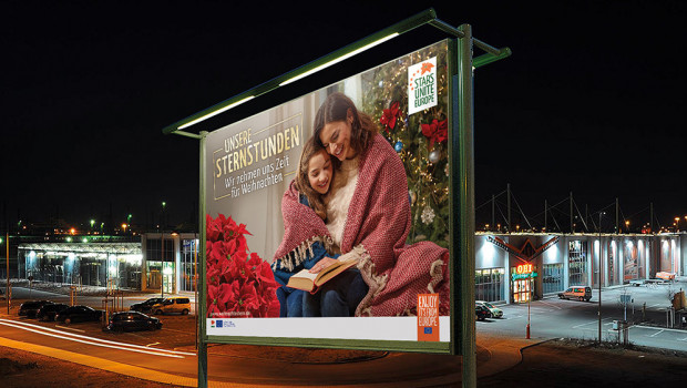 Zur Weihnachtssternkampagne gehört auch wieder ein Großflächenplakat.