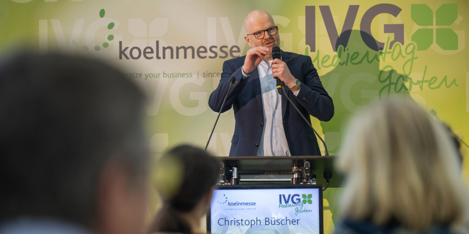 Christoph Büscher bei der Begrüßung der Gäste des  IVG Medientag Garten 2023. 