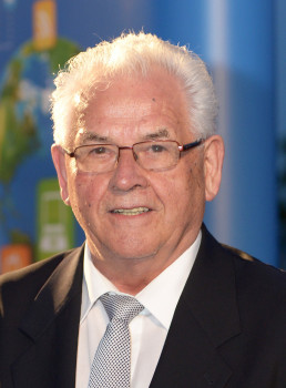 Prof. h. c. Manfred Maus
