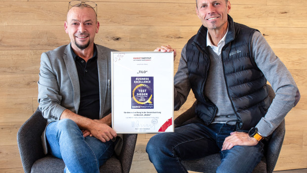 Prokurist Maximilian Reich (links), Bereichsleitung Vertrieb, und Geschäftsführer Herbert Kendler freuen sich über die Auszeichnung mit dem Business Excellence Quality Award.