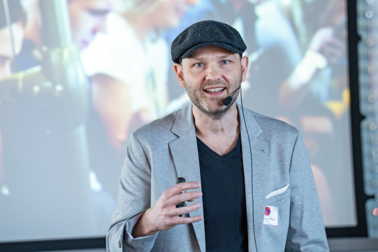 Obi-CMO Christian von Hegel verglich Handelsmanager, die weiterhin auf Print-Werbung setzen, mit dem Kapitän eines sinkenden Schiffes. Obi-CMO Christian von Hegel verglich Handelsmanager, die weiterhin auf Print-Werbung setzen, mit dem Kapitän eines sinkenden Schiffes.
